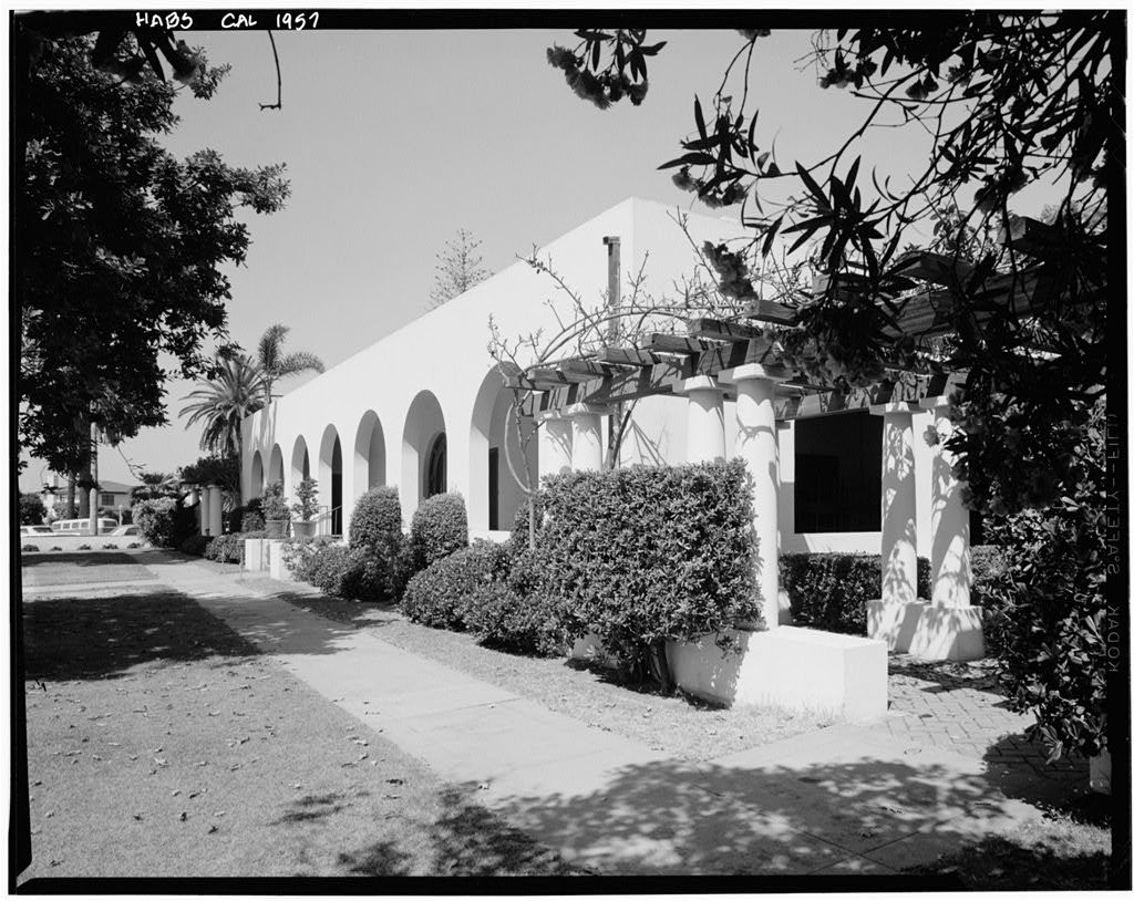 arches on the outside of the woman's club building in La Jolla
