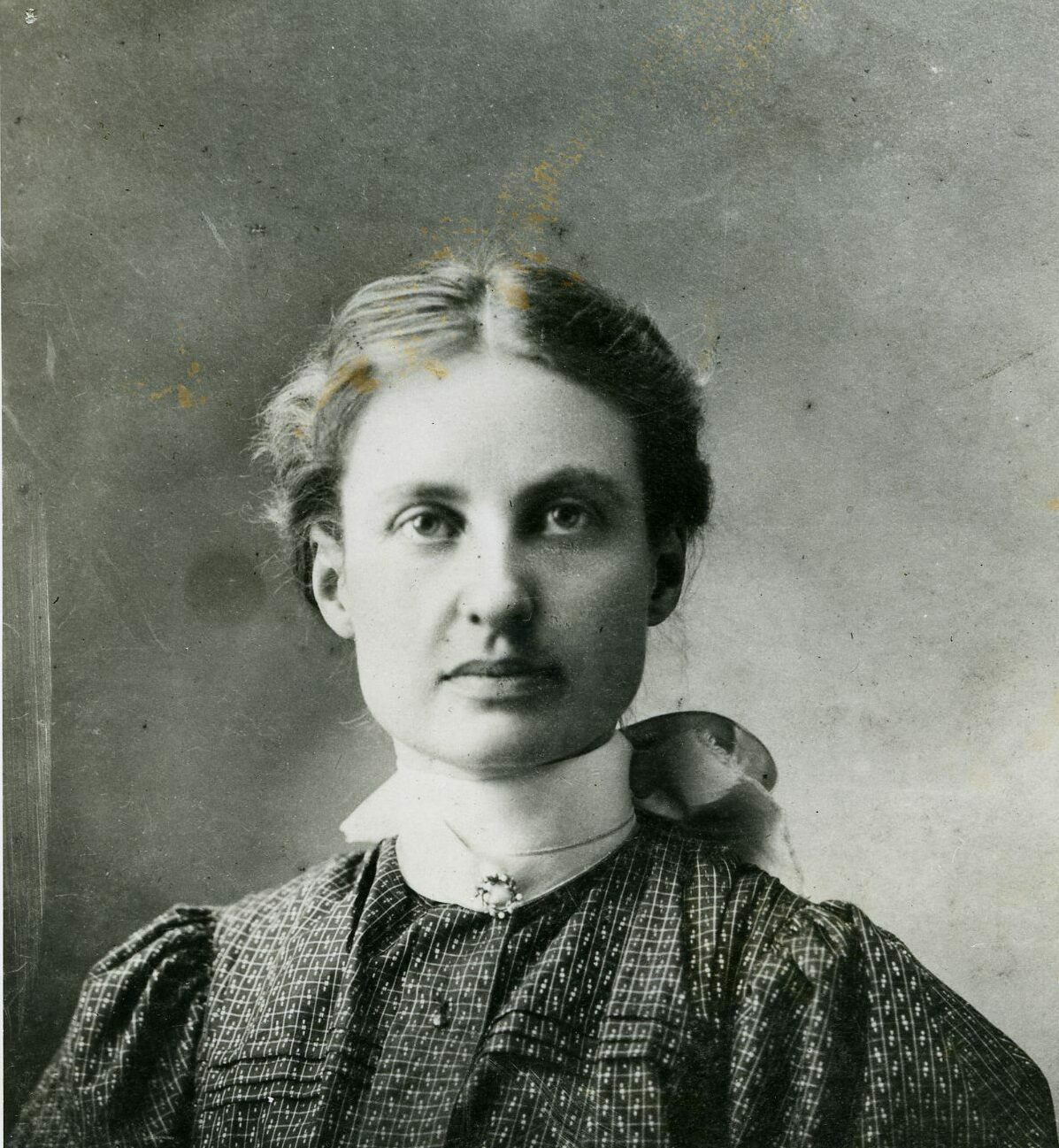 Florence Sawyer poses in black and white photo in 1898.