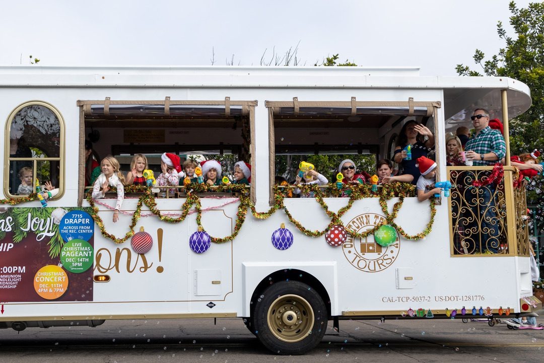 LaJollaChristmasParadebus