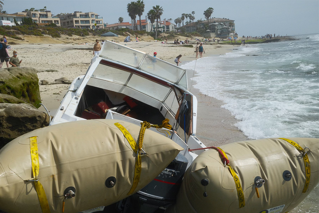 migrant-boat-la-jolla-windansea