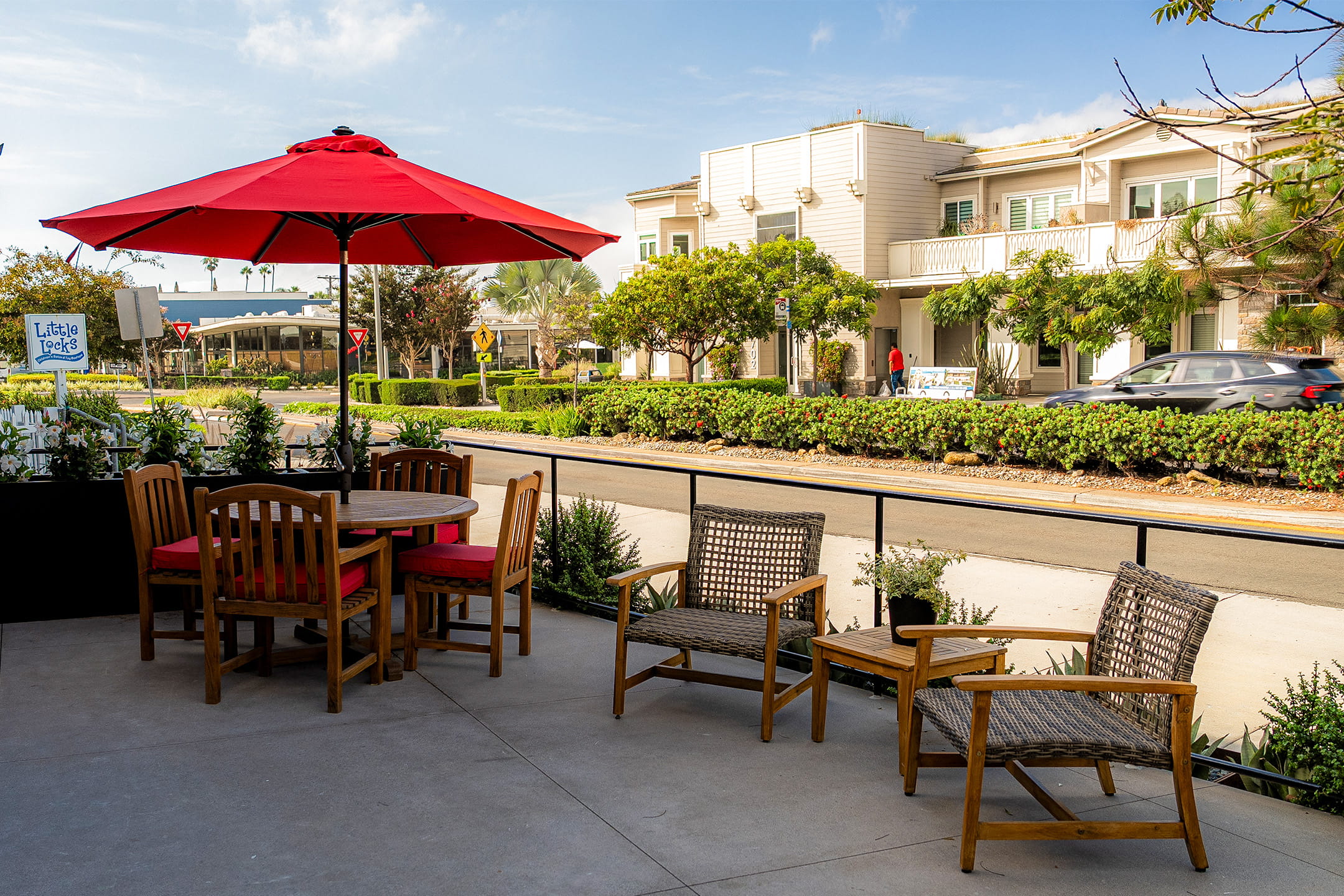 bird-rock-athletic-club-patio